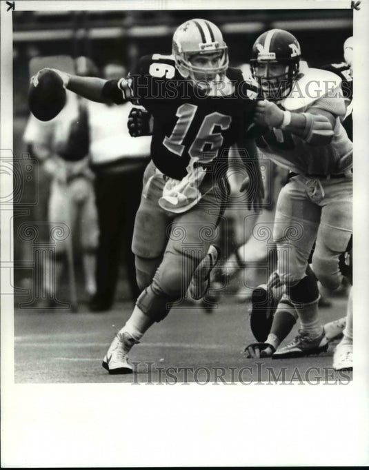1985 Press Photo Ed Graham is Grabbed from Behind and Thrown - cvb39510 - Historic Images