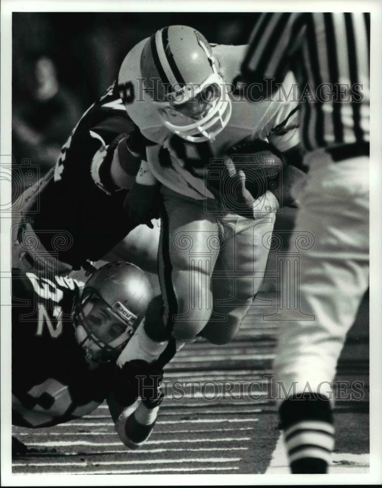 1990 Press Photo Chuck Geiss Gets Knocked Out of Bounds by Ken Cardaman - Historic Images