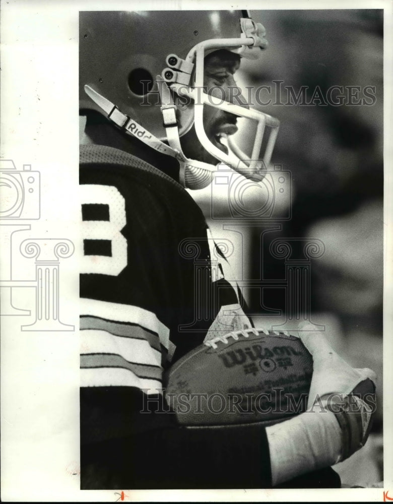 1980 Press Photo Ron Bolton Holds Ball On the Sidelines - cvb39524 - Historic Images