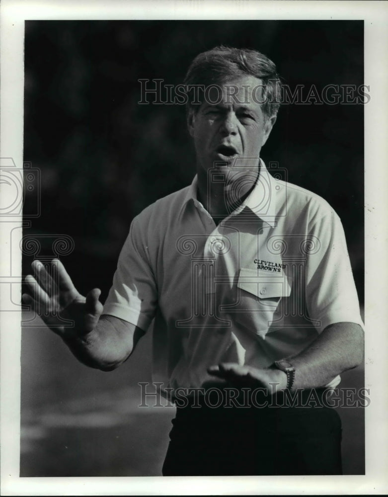 1986 Press Photo Dave Adolph, defensive coach for the Cleveland Browns - Historic Images
