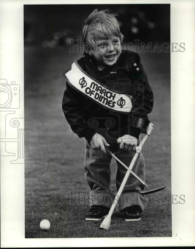 1985 Press Photo Nate Calabrese tries his at March of Dimes Gold Tournament - Historic Images