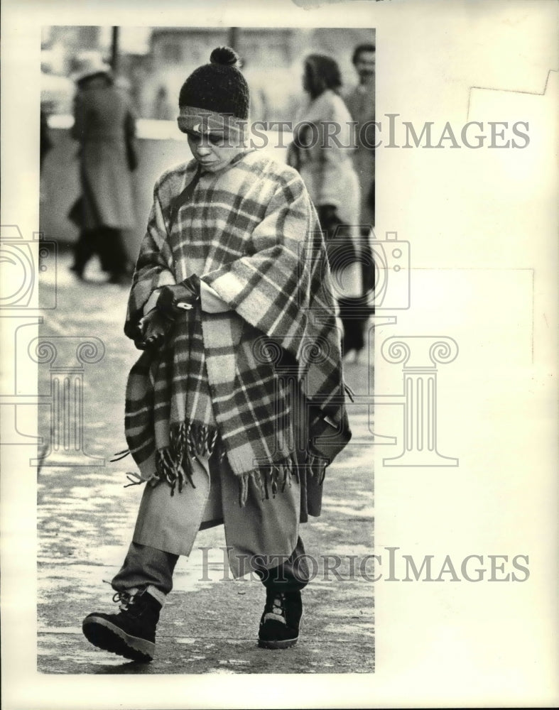 1981 Press Photo Person Crossing Euclid Ave By The May Company On Cold Day - Historic Images