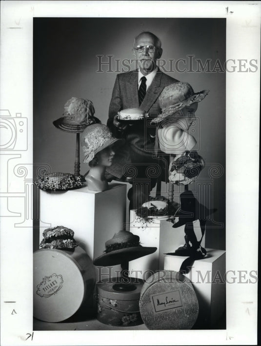 1989 Press Photo Eldon Roe Surrounded by Hats in his Museum - cvb39595 - Historic Images