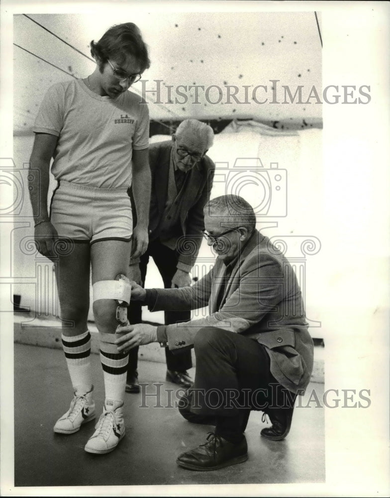 1981 Press Photo CWRU Student Michael Kertes with Ed Lewis & Doc Cummins - Historic Images