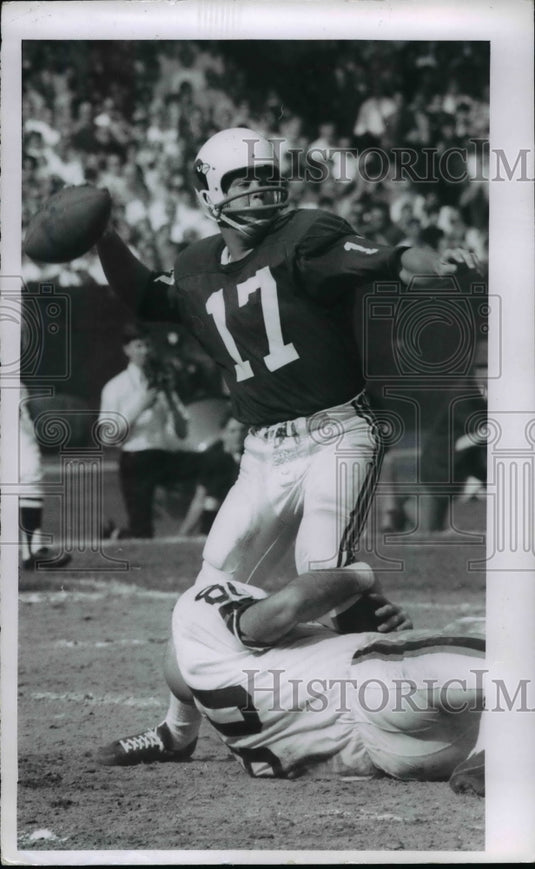 1968 Press Photo Number 17 JIm Hart-Browns against Cardinals football battle-Historic Images