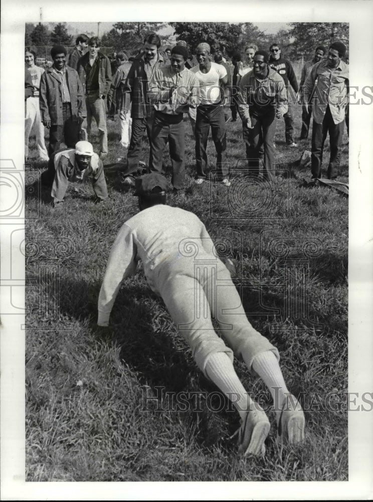 1982 Press Photo Browns work out at Warrensville Workhouse - cvb39652 - Historic Images