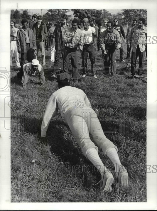 1982 Press Photo Browns work out at Warrensville Workhouse - cvb39652 - Historic Images