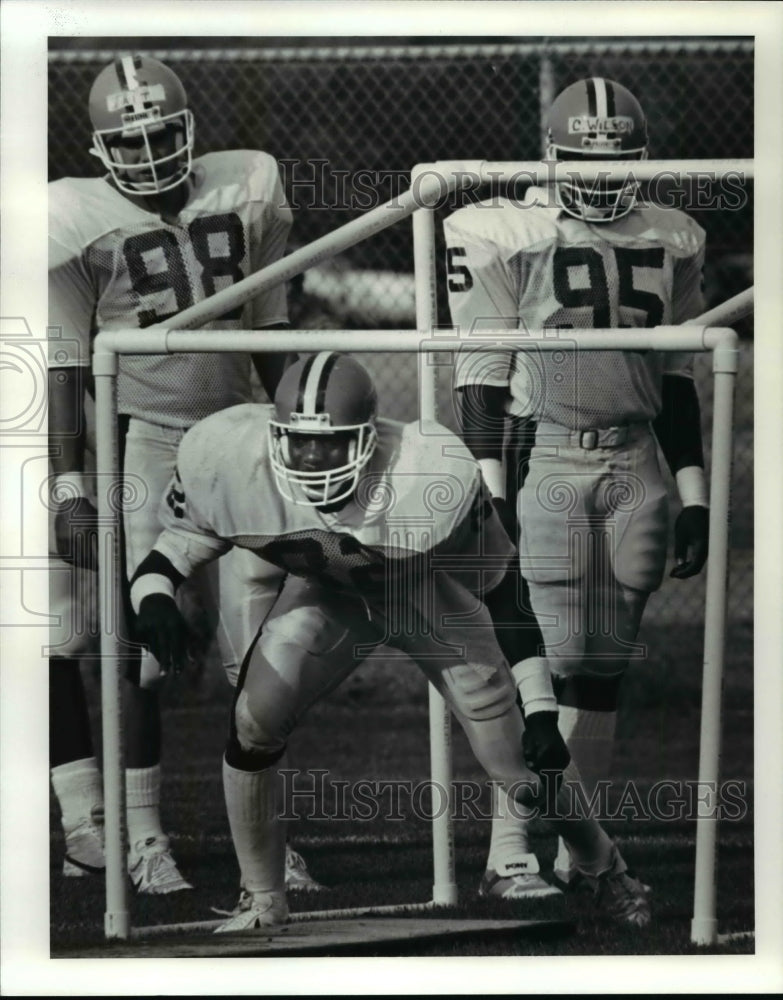 1986 Press Photo Ozzie Newsome of Cleveland Browns Works Under the Rack - Historic Images