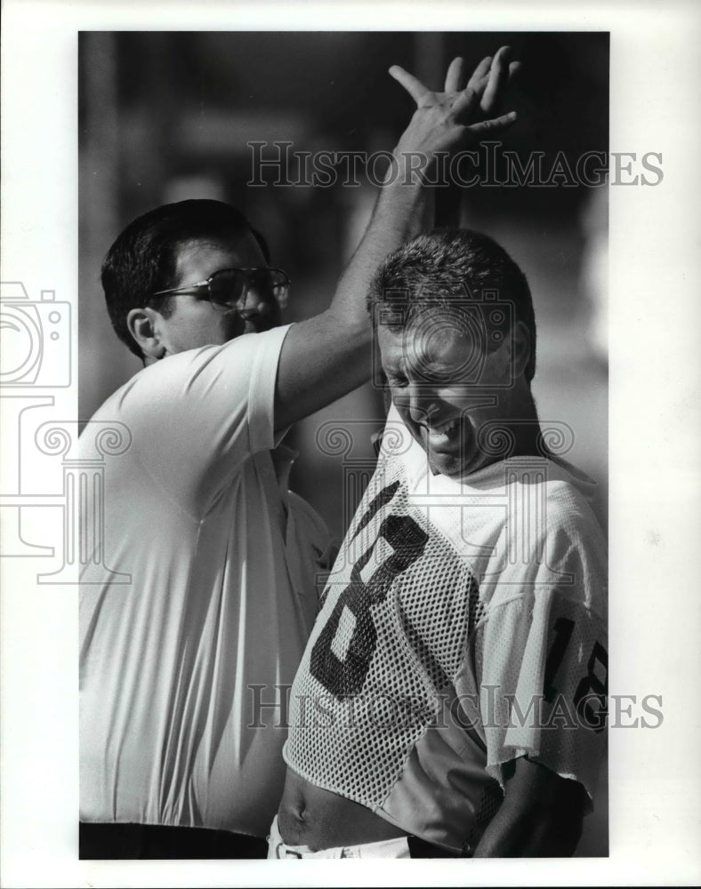 1986 Press Photo Trainer Bill Tesseldorf Loosens Arm of Gary Danielson of Browns - Historic Images