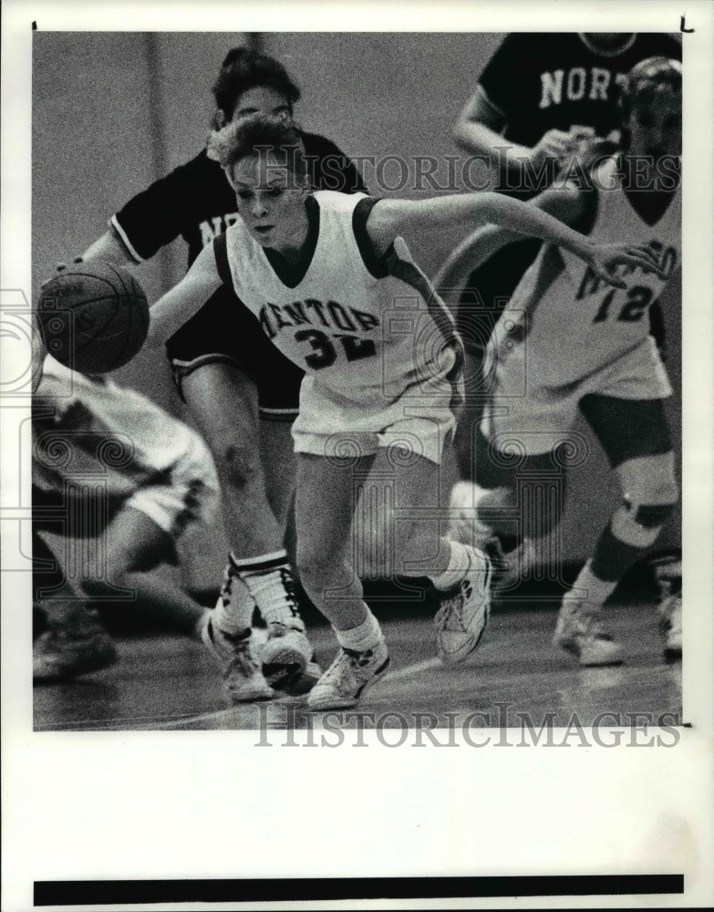 1991 Press Photo Diane Beatty, Mentor brings the ball up court after stealing - Historic Images