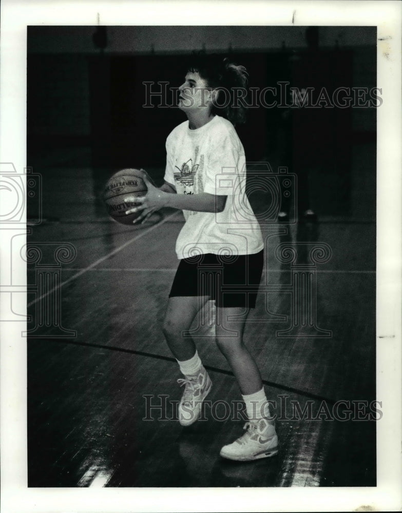 1990 Press Photo Shari Delaney, senior forward, Kenston Girls Basketball Team - Historic Images