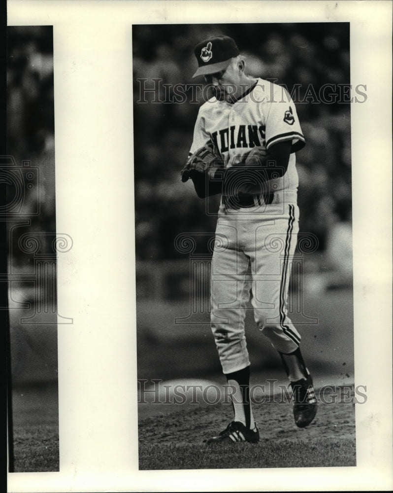 Press Photo Niekro leaving game - cvb40055 - Historic Images