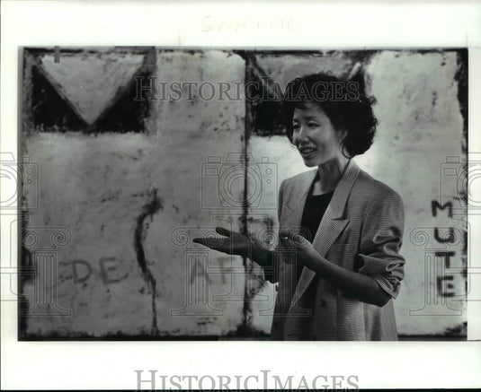 1989 Press Photo Sun Hee Kwon and the painting - cvb40163 - Historic Images