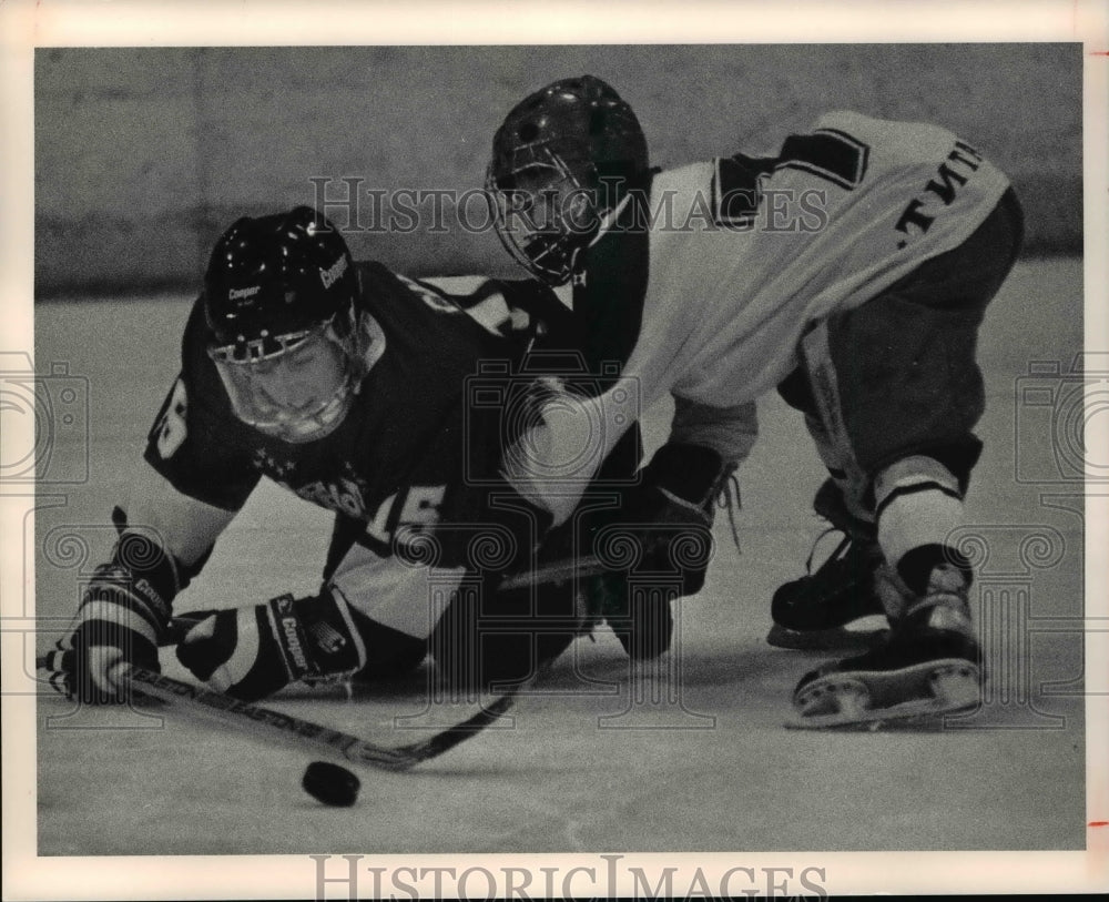 Press Photo Michael Camino &amp; Dima Iershov for the puck during the 2 period - Historic Images