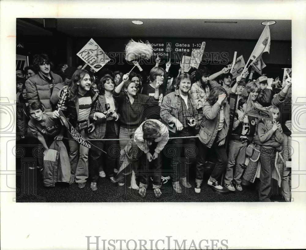 1980 Press PhotoCrowd waits the return of Brown football team at Hopkins Airport - Historic Images