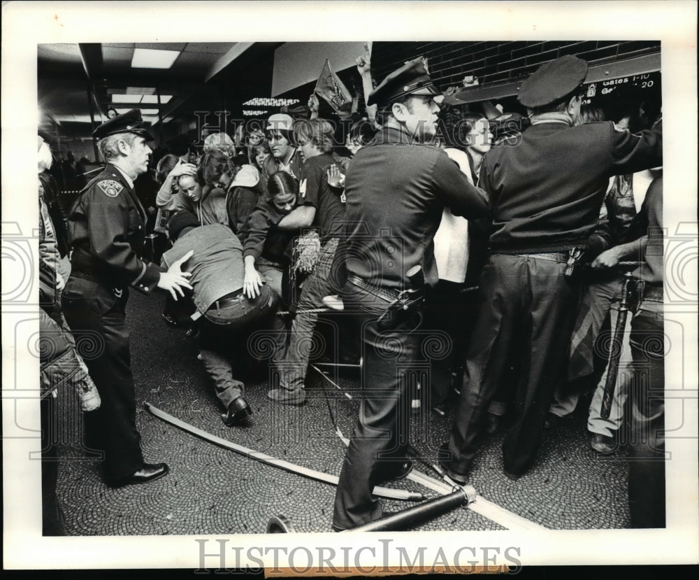 Press Photo Plane Passenger - cvb40233 - Historic Images