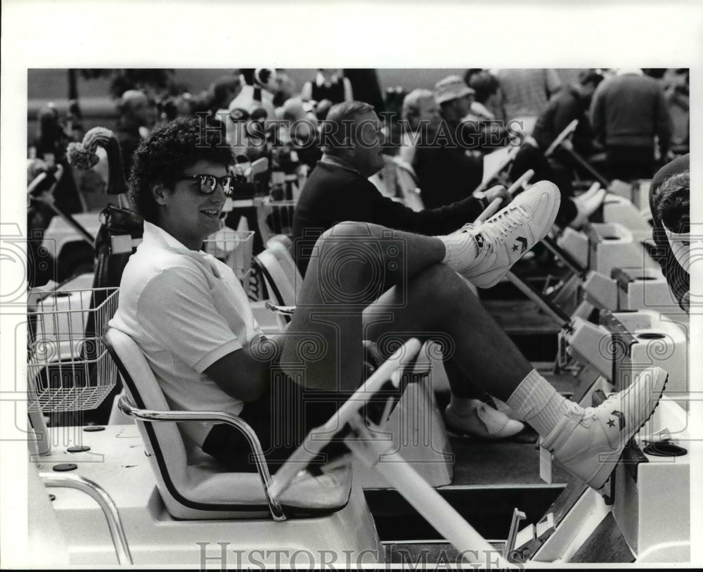 1985 Press Photo Bernie Kosar at NFL players golf tournament at Kirkland Country - Historic Images