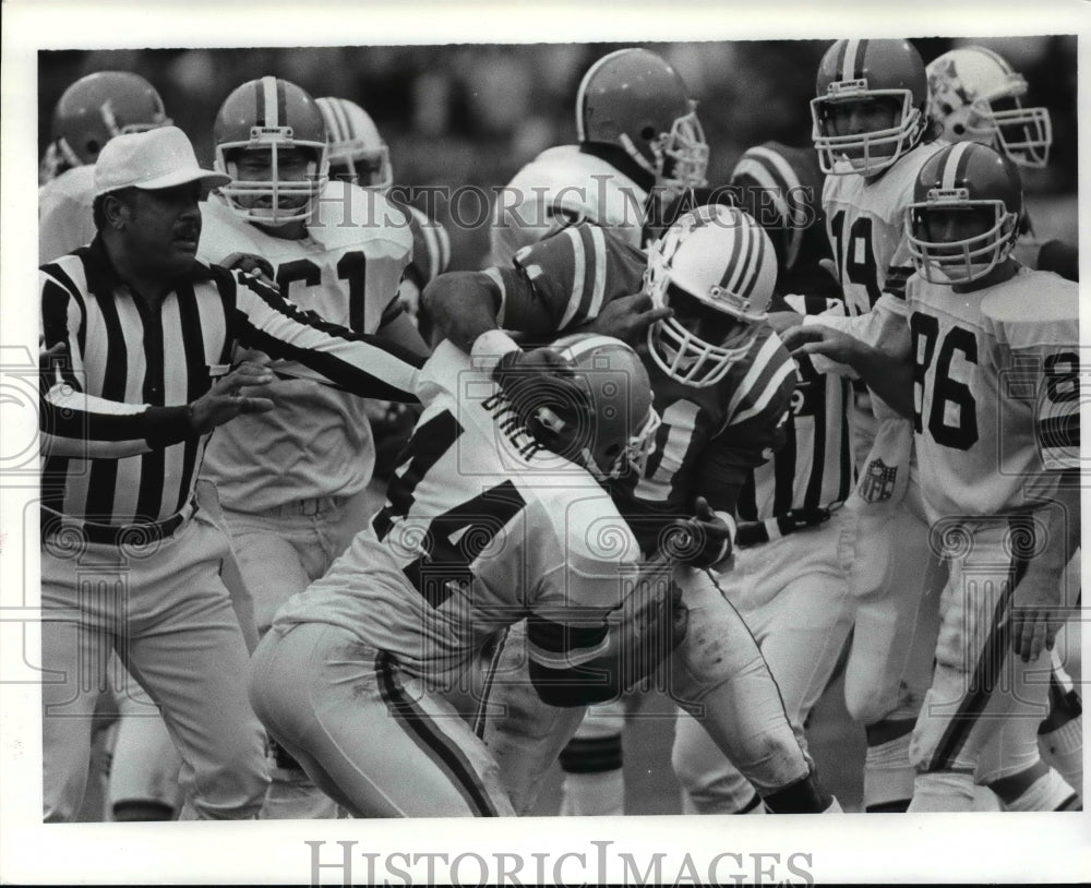 1985 Press Photo Ernest Byner &amp; Fred Marion fight in Browns win over New England - Historic Images