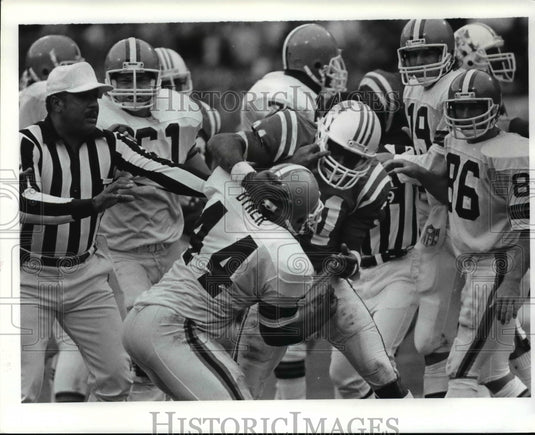1985 Press Photo Ernest Byner & Fred Marion fight in Browns win over New England - Historic Images