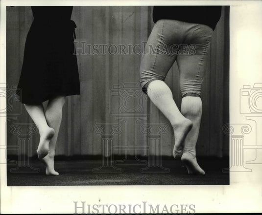1984 Press Photo Dancer Ronnie Mahler and Bob Golic at the bar - cvb40291 - Historic Images
