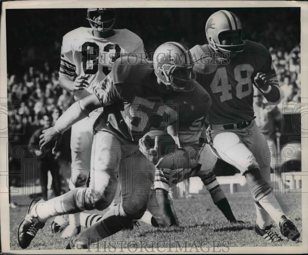 1970 Press Photo Quarterback Nelsen tries to pass to Leroy Kelly - cvb40320 - Historic Images