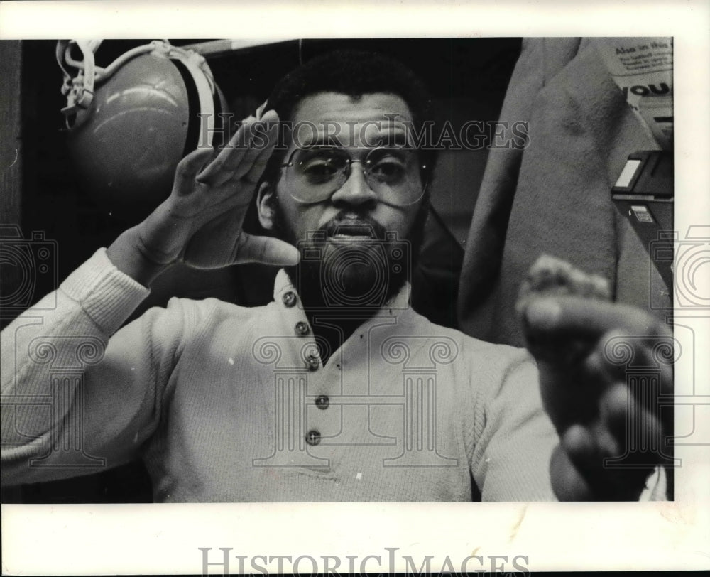 1980 Press Photo Darden talks about His HIt on McNally - cvb40376 - Historic Images