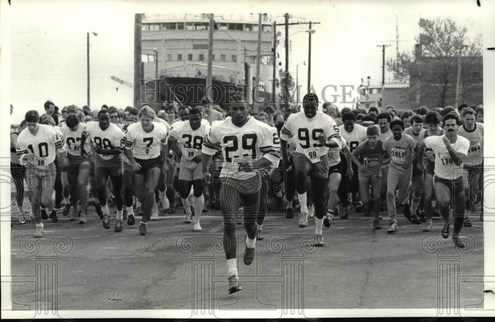 1984 Press Photo Runners at the start of "Run with the Browns" race - cvb40433 - Historic Images