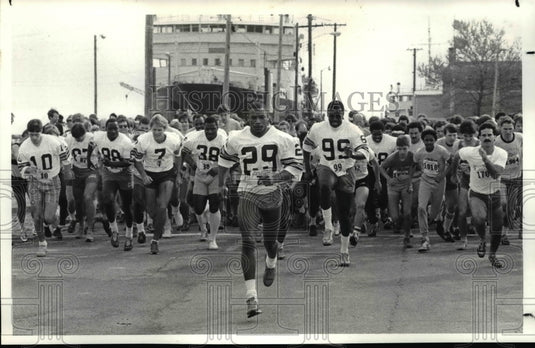 1984 Press Photo Runners at the start of "Run with the Browns" race - cvb40433 - Historic Images