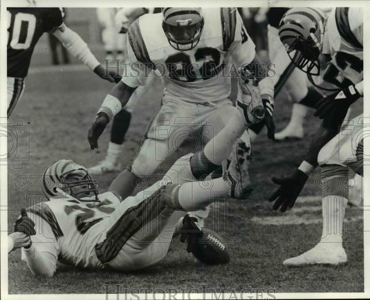 1984 Press Photo John Simmons getting help from Cincy Rodney Holman & Leo Baker- Historic Images