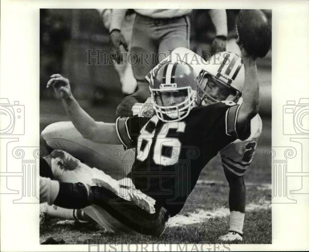 1984 Press Photo Browns WR celebrates after his first touchdown in the NFL- Historic Images