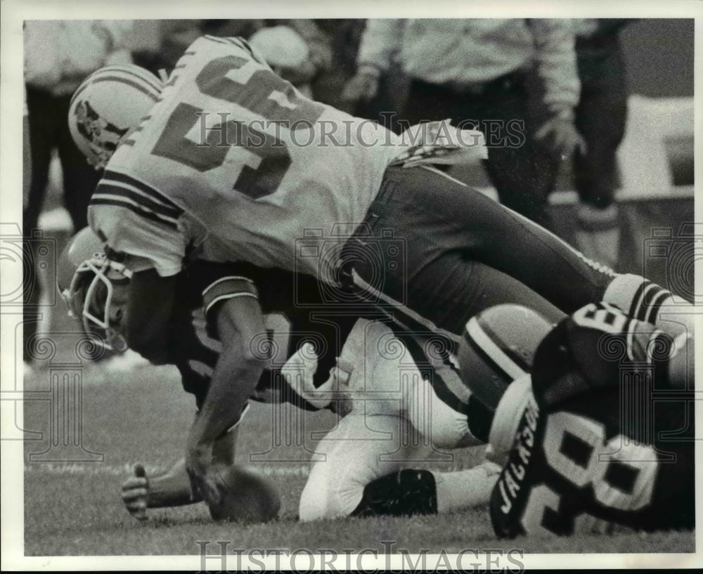 1984 Press Photo Paul McDonald Is Sacked byAndre Tippett In 4th Quarter- Historic Images