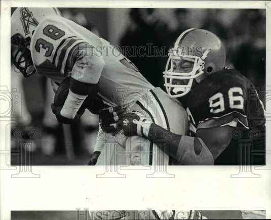 1984 Press Photo Brown's Reggie Camp nails Willie Joyner for a three yard loss - Historic Images
