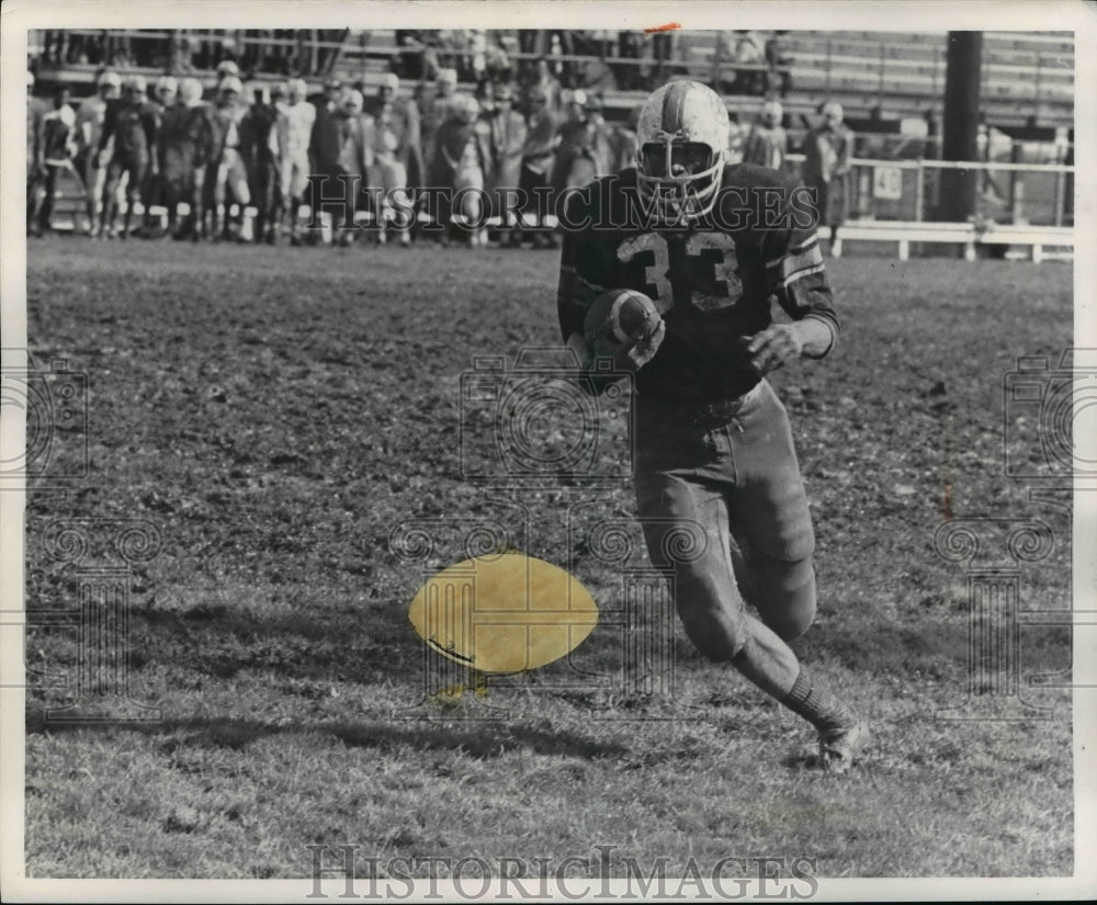 1972 Press Photo Glenville High&#39;s John Rosebad runs wide to score - cvb40580 - Historic Images