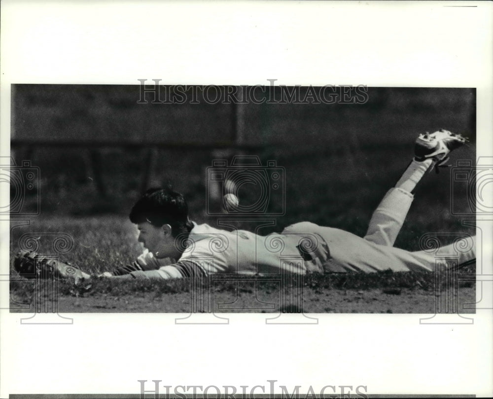1990 Press Photo Holy Name&#39;s Derek Purdo vs St. Ignatius-baseball action - Historic Images
