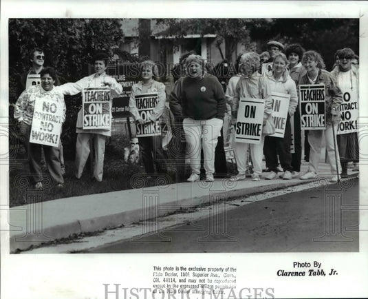 1988 Press Photo Association of Cuy City Teachers of the Retarded Picket - Historic Images