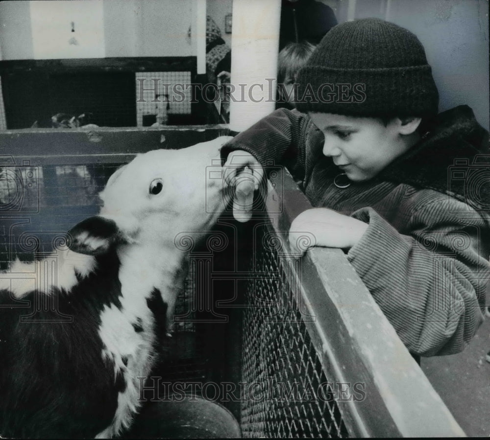 1975 Press Photo Richard Eucker at Children&#39;s Farm in Cleveland - cvb40653 - Historic Images