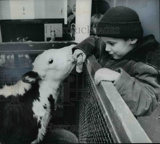1975 Press Photo Richard Eucker at Children's Farm in Cleveland - cvb40653 - Historic Images