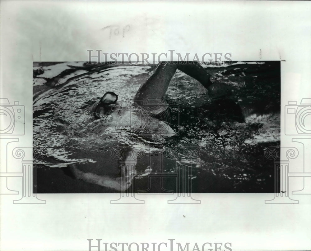 1990 Press Photo: Dvera Berson develops water exercises for arthritis pain - Historic Images