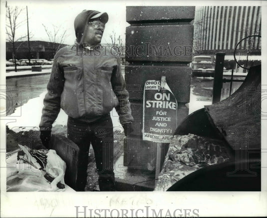 1989 Press Photo: Fredrick Wingfield on strike at MetroHealth Medical Center - Historic Images
