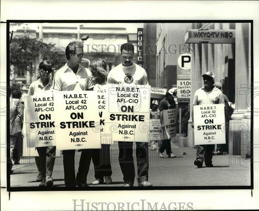 1987 Press Photo: Cleveland Local 42 NBC Engineers & Technicians Strike - Historic Images