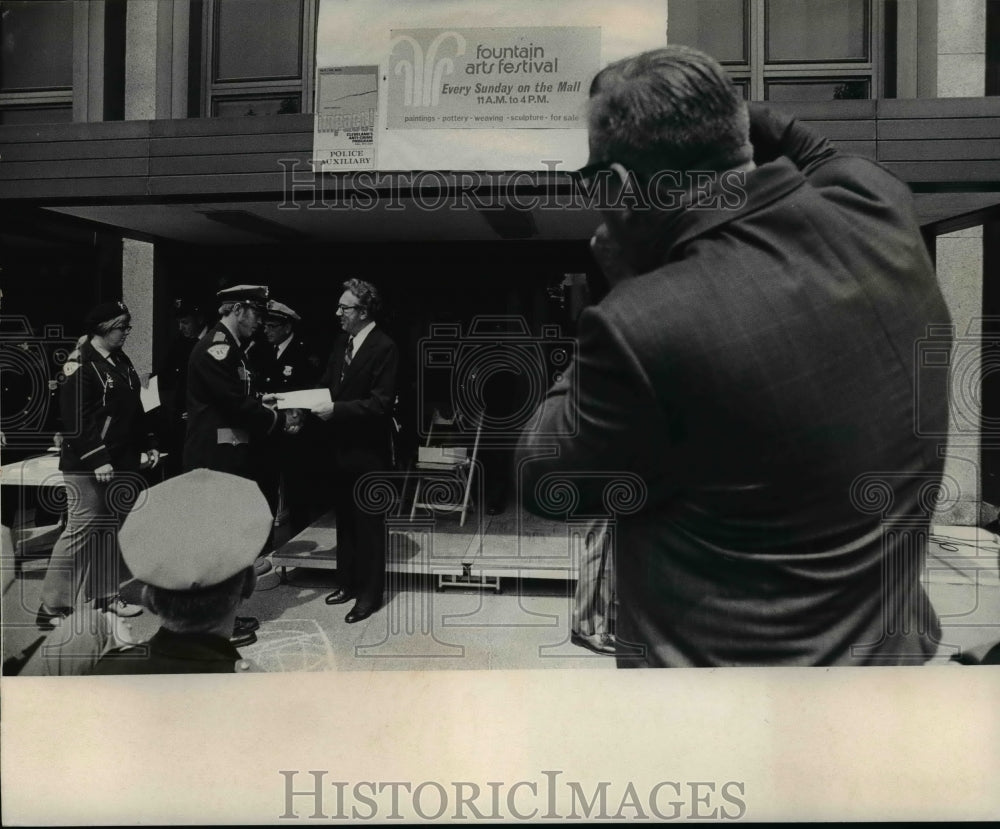 1973 Press Photo Mayor Ralph J. Perk shaking hands with James Dodd - cvb40686-Historic Images