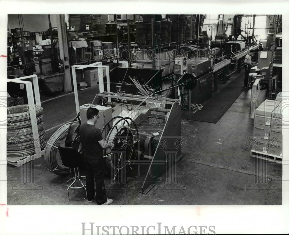 1989 Press Photo Al Pantalone and Bob Gray at Dekoron Co. in Aurora - cvb40696 - Historic Images