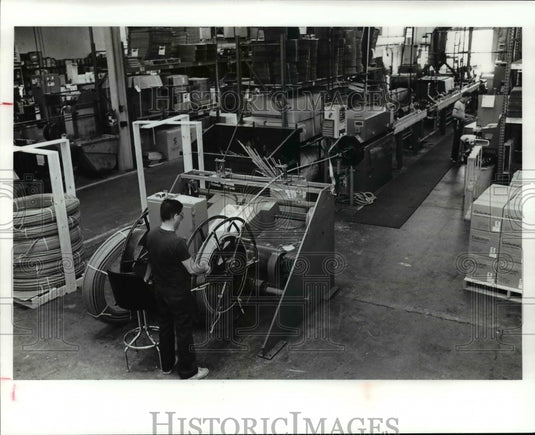 1989 Press Photo Al Pantalone and Bob Gray at Dekoron Co. in Aurora - cvb40696 - Historic Images
