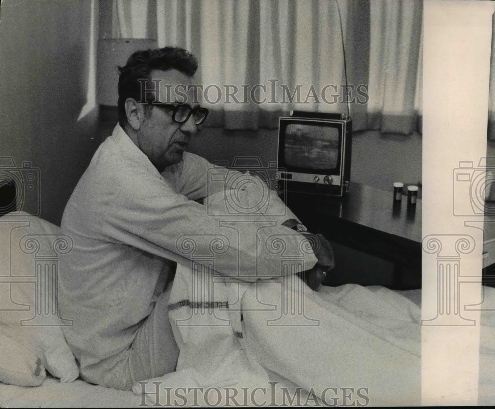 1972,: Mayor Ralph J. Perk at Clinic - cvb40713 - Historic Images