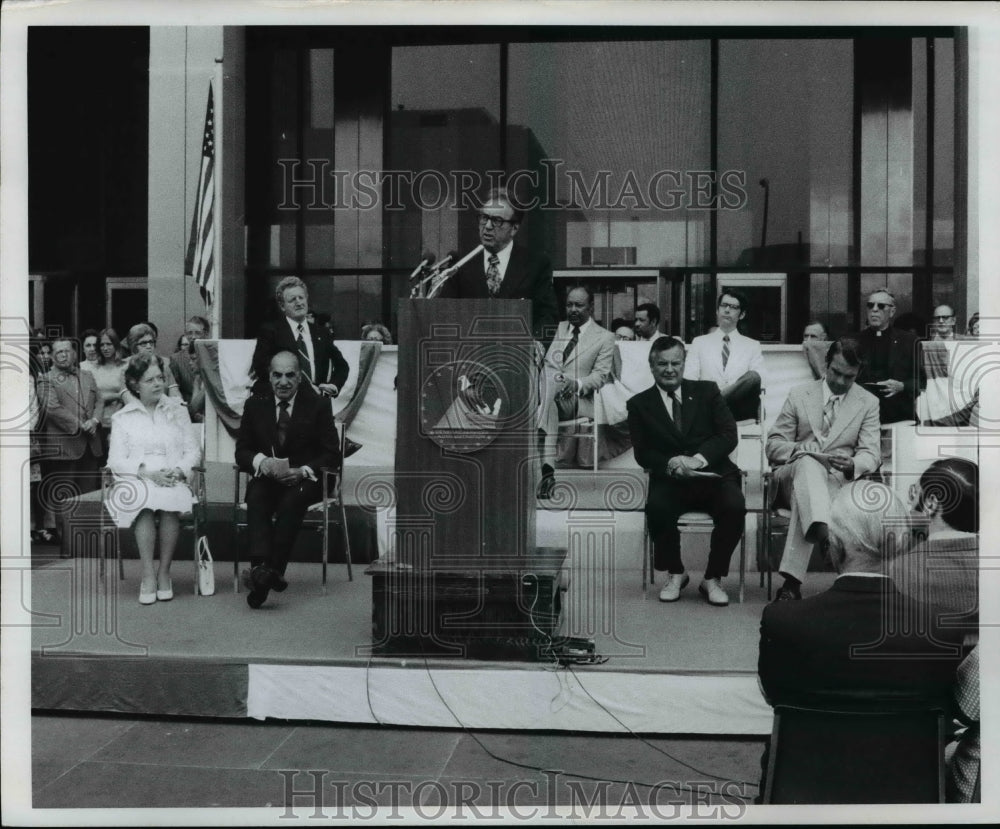 1973 Mayor Ralph Perk at dedication-Anthony Celebrezze Federal Bldg - Historic Images