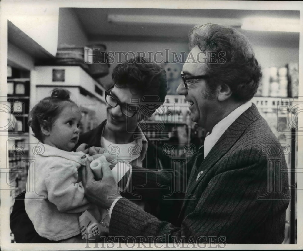 1973 Press Photo Mayor Ralph Perk campaign tour - cvb40731 - Historic Images