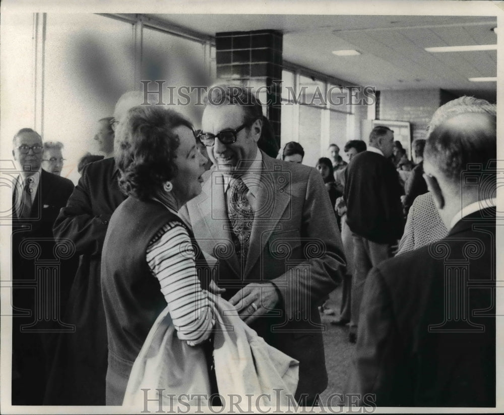 1972 Press Photo Mrs. Ina Keegan &amp; Mayor Ralph J. Perk at Cleveland Airport - Historic Images