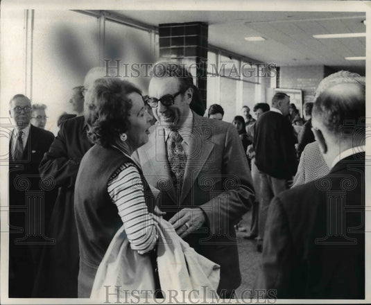 1972 Press Photo Mrs. Ina Keegan & Mayor Ralph J. Perk at Cleveland Airport - Historic Images