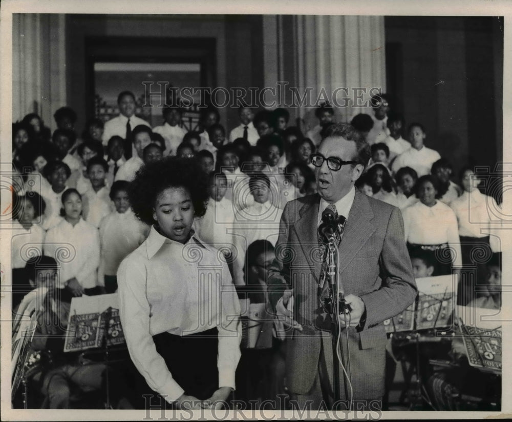 1971 Press Photo Marcia Gassoway &amp; Mayor Ralph J. Perk Lead Chorus of Schools - Historic Images