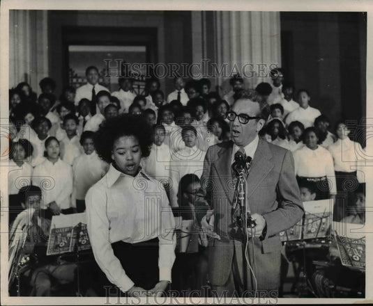 1971 Press Photo Marcia Gassoway & Mayor Ralph J. Perk Lead Chorus of Schools - Historic Images